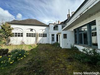 Uniek Herenhuis met tuin &amp; garage in het centrum<br />
<p>Centraal gelegen herenhuis dat dateert uit het midden van de 19de eeuw en waar later een notariskantoor werd gevestigd.</p>
<p>De woning is te renoveren en kan diverse bestemmingen krijgen : puur residentieel, combinatie wonen en werken, horeca, ... .</p>
<p>Het pand is opgenomen op de lijst van het vastgesteld bouwkundig erfgoed.</p>
Meer informatie en verkoopdossier via onderstaande link.<br />Verkoop behelst het Lot 1 op bijgevoegde plan.<br />Wij loodsen u door het Covast biedingssysteem.<br />Biedingsfase gaat binnenkort van start.<br /><br />https://covast.be/RealEstate/Detail?id=42cbb19f-4037-426f-85f9-5161d9930a92&amp;PageIndex=1&amp;PageSize=9&amp;SortBy.Field=Weight&amp;SortBy.SortOrder=DESC&amp;SearchQuery=&amp;BiddingFase=0&amp;ConstructionTypeIds=&amp;ProvinceIds=&amp;CurrentView=LIST