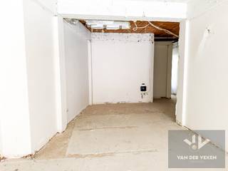 Handelsgelijkvloers van 68 m² met eigen inrichtingsmogelijkheden in de bloeiende Lombaardstraat, inclusief ruime kelderberging! <br /><br /><u><strong>Troeven:</strong></u><br />- Commerciële topligging op wandelafstand van de Grote Markt, het Kolonel Dusartplein en winkelcentrum Quartier Bleu<br />- Open ruimte van ongeveer 68 m² met grote glaspartij vooraan<br />- CASCO toestand: u kan de inrichting en afwerking volledig naar eigen believen (laten) uitvoeren! <br />- Lage syndicuskosten (+/- € 35,00 per maand voor één handelspand!) <br />- Ruime kelderberging inbegrepen in de vraagprijs<br />- Mogelijkheid om een ondergrondse autostaanplaats aan te kopen (€ 45.000,00) <br />- Vlot bereikbaar met het openbaar vervoer én parkeergelegenheid in de nabije omgeving<br />- Zeer mooie investeringsopportuniteit en eveneens toplocatie om uw eigen onderneming uit te bouwen <br /><br />Ben je op zoek naar een unieke opportuniteit om jouw zaak te vestigen in het bruisende centrum van Hasselt? Dan is dit handelsgelijkvloers in de Lombaardstraat precies wat u zoekt! De Lombaardstraat is een charmante straat in het historische centrum van Hasselt, de hoofdstad van Belgisch-Limburg. Hasselt staat bekend als een modieuze en gastvrije stad, met een sterke focus op retail, gastronomie en beleving. Dankzij de combinatie van gezellige winkels, hippe bars, kwaliteitsrestaurants en culturele hotspots trekt Hasselt dagelijks een groot publiek van zowel inwoners als toeristen.<br />De stad investeert volop in leefbaarheid en mobiliteit, wat het aantrekkelijk maakt om hier te wonen én te ondernemen. De Lombaardstraat vormt daarin een verbindingsas tussen authentiek Hasselt en nieuwe stadsontwikkelingen zoals Quartier Bleu, aan het kanaal. Ook de hippe Dokter Willemsstraat geeft rechtstreeks uit op de Lombaardstraat! <br /><br />Dit handelspand is momenteel in casco toestand, je kan dus de afwerking en inrichting volledig naar je eigen smaak en noden (laten) doen. Dit is dus een fijne mogelijkheid om volledig je eigen stempel te drukken op het Hasseltse ondernemersleven! <br /><br />Laat deze kans niet liggen! Wens je een bezichtiging of meer informatie? Laat je gegevens dan achter en Koen neemt spoedig contact met je op.