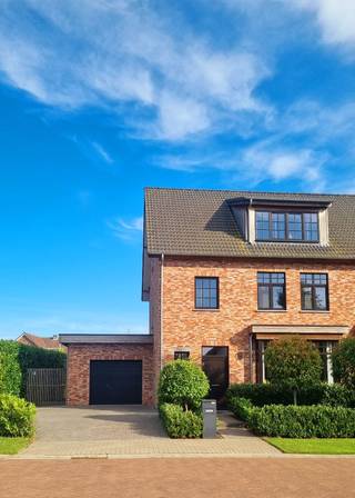 - IN OPTIE - **energie zuinige halfopen woning in rustige, kindvriendelijke straat**

Op een toplocatie in Rijkevorsel, in een rustige doodlopende straat, bevindt zich deze instapklare halfopen bebouwing (2019) met EPC-label A en zonnepanelen. De woning ligt in een aangename, kindvriendelijke buurt, vlak bij het dorpscentrum, scholen en winkels.

Via de inkomhal met gastentoilet en praktische wasplaats bereikt u de lichtrijke leefruimte met eetplaats en open keuken met kookeiland. De keuken is uitgerust met een combi-oven, inductiekookplaat, ingebouwde koelkast en vaatwasser. Aansluitend vindt u een inpandige garage met automatische poort en ingebouwde kasten.

De zuidgerichte tuin beschikt over een zonnig terras en een tuinhuis. Vooraan is er een ruime oprit en voldoende parkeergelegenheid.

Op de eerste verdieping bevinden zich twee ruime slaapkamers, waaronder een master bedroom met ingebouwde dressing. Een extra kamer wordt momenteel gebruikt als bureau. De badkamer is uitgerust met een ligbad, inloopdouche, dubbele wastafel (maatwerk), toilet en ingebouwde kasten.

De tweede verdieping biedt een polyvalente open ruimte tot in de nok en een ruime slaapkamer tot in de nok. Ook bevindt zich hier een ruime technische ruimte die tevens ook gebruikt kan worden als berging.

Dankzij de zonnepanelen en het EPC-label A geniet u van een energiezuinige woning met lage energiekosten. Vloerverwarming is voorzien op het gelijkvloers en in de badkamer; de overige ruimtes worden verwarmd via radiatoren.

**Troeven:**
• Bouwjaar 2019
• EPC-label A
• Zonnepanelen
• Privé laadpaal in de garage 
• Elektriciteit conform
• 3 slaapkamers (met uitbreidingsmogelijkheden)
• Inpandige garage
• Zuidgerichte tuin
• Vloerverwarming
• Ventilatiesysteem D
• CV via condensatieketel op gas
• Rustige ligging in doodlopende en kindvriendelijke straat
• Dicht bij centrum, scholen en winkels

Wilt u graag extra info of een bezoek inplannen? Neem dan contact met ons op!