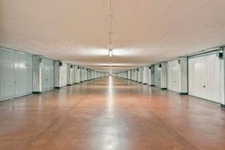 Gesloten garagebox te koop in een afgesloten ondergrondse parkeergarage, gelegen op niveau -1.De toegang tot de parkeergarage bevindt zich langs de...