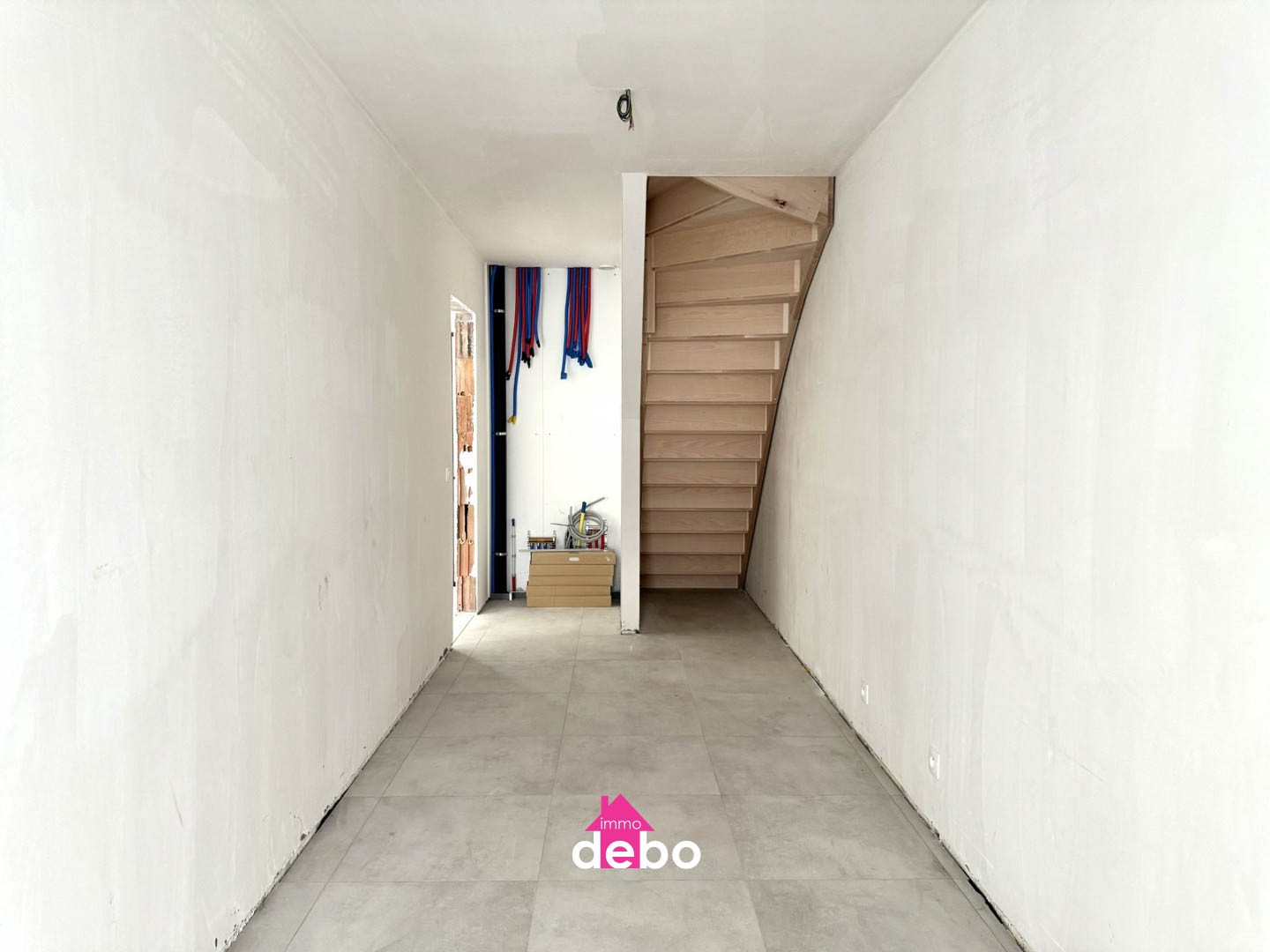 Halfopen lichtrijke moderne nieuwbouwwoning met ruime tuin en carport op 452 m² - foto 2