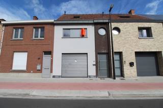 Langs de Ledegemstraat in centrum Dadizele vinden we deze gezellige, recent gerenoveerde woning terug. Gelijkvloers bestaande uit inkom,...