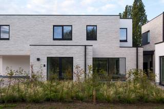 <p>In dit kleinschalige woonerf in het centrum van Sijsele bevindt zich deze energiezuinige koppelvilla. De locatie is ideaal voor wie rustig wil wonen zonder in te boeten op bereikbaarheid.<br />• Geen doorgaand verkeer<br />• Geen inkijk - Groen, stilte en volledige privacy<br />• Ruime tuin om volop buiten te leven & te genieten<br />• Vlotte bereikbaarheid naar Brugge, Damme, Maldegem en de Kust<br />• Pal aan fietsroute Brugge - Maldegem en nabij de Damme golf.<br />• Winkels en scholen op wandelafstand<br /><br />Klaar voor de toekomst!<br />• Geothermie: voor verwarmen én koelen via grondwarmte<em>(= géén storende warmtepomp nodig in tuin)</em><br />• Zonnepanelen die het energieverbruik compenseren<br /><br />Slim investeren in wooncomfort<br />• Extreem lage tot amper energiekosten<br />• De woning verdient zichzelf deels terug dankzij de lage verbruikskosten!!<br />• Voldoet niet alleen aan de huidige strenge, maar ook reeds aan de toekomstnormen<br /><br />Enkele grote troeven:<br />• Ruime woning met een doordachte indeling<br />• Tijdloze en stijlvolle architectuur<br />• Hoogwaardige & duurzame afwerkingsgraad, uniek in Sijsele tov andere woonprojecten<br />• Zalige vloerverwarming in de volledige woning <br />• In de zomer zorgt de geothermie voor aangename koeling, geen airco nodig<br />• Tuin geschikt voor latere aanleg zwembad/poolhouse en cosy zonnetuinhuis<br />• Ruime parkeerplaatsen</p>
<p>Grondoppervlakte: 482,39m2 + carport 16,76m2 + staanplaats 16,50m2 <br />Bewoonbare oppervlakte: 171,04m2 +terras van+-30m2)</p>
<p>Inbegrepen in prijs aangelegde tuin (grondaanleg/effenen/planten/hekwerk-poort/…) ter waarde van +-22.000</p>
<p>Tot slot nog: tijdelijk bieden we u een waardebon voor sterrestaurant Sel Gris te Knokke-Heist om desgevallend uw aankoop op niveau van het project te vieren.</p>
<p>Interesse? Contacteer Bonne Vastgoed 7 op 7 via 050/73.73.73 of via info@bonnevastgoed.be</p>