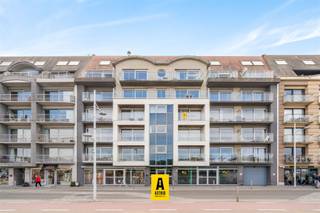 Appartement met open zicht op de duinen en het Bredense Feestplein. Vlakbij alle winkels, 50m van de tramhalte en 100m van het strand...