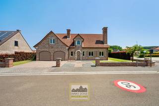 <p><span><span>Alweer VERKOCHT op 1e BEZOEKDAG. Contacteer RANDY REMUE 0479/ 99. 99. 90 als u ook op 1 DAG wil verkopen.</span></span></p><p>"ABSOLUTE TOPPER" - Afspraak ENIGE BEZOEKDAG ENKEL telefonisch via Randy Remue op 0479/ 99. 99. 90, meer info via Facebook "remuerandy" - LIKE de pagina en blijf op de hoogte van alle nieuwe woningen. De stukken van de woning zijn te consulteren op www.immo-zone.be. Deze perfect onderhouden villa vinden we terug te Langeveld 2, rustig gelegen maar toch vlakbij de prachtige markt van het bruisende Sint-Lievens-Houtem. Indeling: we betreden de woning via de ruime inkomhal met gastentoilet en komen rechts terecht in de woonkamer met zithoek en eetplaats. Vervolgens is er de extra zitruimte die aansluit op de uitgeruste keuken met berging. Op het 1e verdiep treffen we de 4 slaapkamers en 2 badkamers waarvan één met douche en één met ligbad. De aangelegde tuin met terras, gazon en tuinhuis, nodigt zeker uit tot relaxen. De woning beschikt tevens over een heel ruime inpandige garage en een zolder. Zonnepanelen aanwezig! Deze woning is een ABSOLUTE TOPPER voor gezinnen, starters en investeerders. Gelegen vlakbij winkels, scholen, openbaar vervoer en op 6 km van de autosnelweg. P-score: B / G-score: A. <br />VOOR ZEER SNELLE BESLISSERS!!<br />IMMO ZONE RHODELAND  RANDY REMUE -  0479/ 99. 99. 90</p>