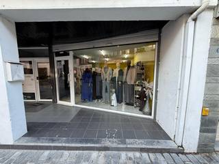 Verhuurd commercieel gelijkvloers op centrale ligging.Winkelruimte : +/- 38 m², tegels.Afzonderlijk toilet met lavabo.Berging : +/- 1 m²Berging : +/-...