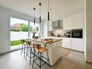 <p><span>In de Provinciestraat vindt u deze instapklare woning, gelegen in een aangename omgeving met voldoende parkeergelegenheid, een speeltuin in de nabije omgeving en een mooi zicht op omliggende tuinen en groen. Dankzij de grondige energetische aanpak behaalt de woning een uitstekend EPC A-label met een score van slechts 93 kWh/m²/jaar. Zo werd onder meer geïnvesteerd in een doorgedreven isolatie, driedubbele beglazing, een condensatieketel, ventilatiesysteem C en vijf zonnepanelen.</span></p><p><span>De woning werd volledig geschilderd en afgewerkt met een tijdloze, neutrale stijl. Zwarte PVC-ramen aan de buitenzijde, witte authentieke trappen, grote grijze vloertegels van 120 x 60 cm en verzorgde binnendeuren zorgen voor een eigentijdse uitstraling.</span></p><p><span>Op het gelijkvloers bevinden zich de lichtrijke leefruimte en de open keuken. Dankzij het grote schuifraam geniet u hier van een aangename natuurlijke lichtinval en rechtstreeks contact met de goed georiënteerde tuin, die beschikt over een terras en een graszone. De moderne greeploze keuken werd praktisch ingericht met kasten tot tegen het plafond, een waterbestendige spatwand, ruime opberglades en een centraal eiland. Daarnaast beschikt de keuken over een kookplaat, combi-oven, vaatwasser en koelkast.</span></p><p><span>Ook aan praktische bergruimte is geen gebrek. Op het gelijkvloers bevindt zich een technische berging die eveneens dienstdoet als wasplaats. Daarnaast beschikt de woning over een droge en goed verluchte kelder.</span></p><p><span>De badkamer werd stijlvol afgewerkt met wandtegels tot aan het plafond en biedt plaats aan een ruime inloopdouche met regendouchefunctie, een acrylbad, dubbel lavabomeubel met spiegel en een hangtoilet met praktische nis.</span></p><p><span>Op de bovenverdiepingen bevinden zich drie kamers, allemaal voorzien van een laminaatvloer met akoestische onderlaag. Verder werd in de woning reeds een gescheiden afvoer voor regen- en afvalwater voorzien. Tot slot zijn er bijkomende voorzieningen aanwezig met het oog op een eventuele uitbreiding van de zonnepaneleninstallatie en/of de plaatsing van een thuisbatterij.</span></p>