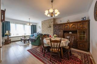 Appartement (hoogste verdieping - 2 SLK) met zonnig terras. Indeling:We bereiken deze 6de verdieping met de lift. De inkomhall van het appartement is...