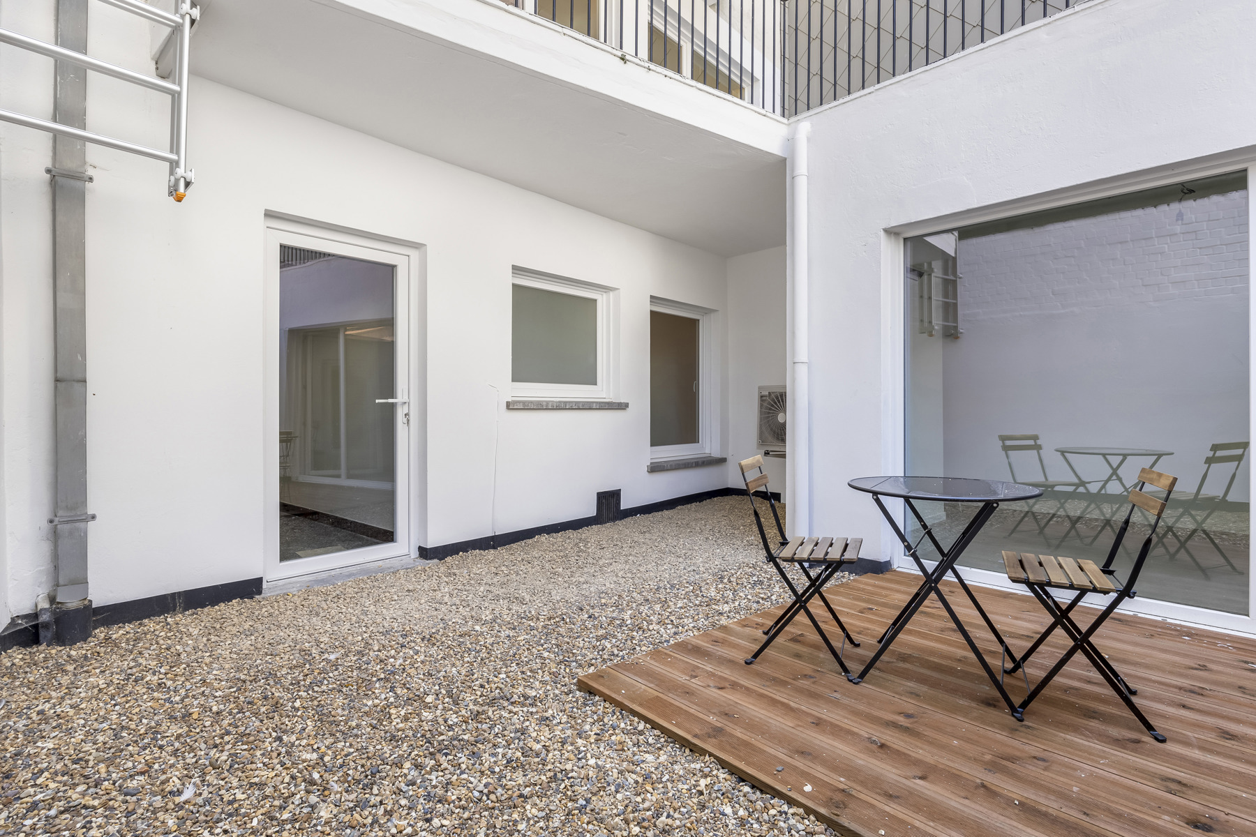 Volledig vernieuwd 2-slaapkamer appartement met terras - foto 2