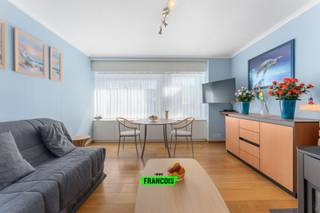 Op de tweede verdieping van een kleinschalige residentie bevindt zich dit volledig instapklaar appartement dat werd gerenoveerd. Bij het binnenkomen word je verwelkomd in de inkomhal die toegang geeft tot de lichtrijke leefruimte met aansluitend een open keuken, uitgerust met alle nodige toestellen. Verder omvat het appartement een badkamer met ruime douchecabine en een slaapkamer met ingemaakte kasten. Vanuit de slaapkamer is er rechtstreeks toegang tot het terras, dat bovendien voorzien is van handige bergruimte.<br /><br />Een bijkomend voordeel is dat er in het gebouw geen professionele syndicus aanwezig is, waardoor de jaarlijkse kosten nagenoeg nihil zijn. Bovendien werd het dak van het gebouw vernieuwd in 2013 en is de elektriciteit gekeurd en volledig conform. Momenteel wordt het appartement verwarmd op basis van decentrale verwarming op aardgas, indien dit wordt gewijzigd naar een type centrale verwarming heeft dit een grote impact op de EPC-score. <br /><br />Dit appartement combineert comfort, functionaliteit en een frisse afwerking, en is daarmee de ideale keuze voor wie op zoek is naar een instapwoning of een interessante investering.<br /><br />