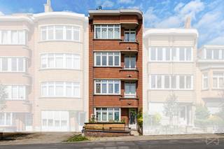 <p><strong>Infos &amp; visites – 02 315 51 71</strong></p>
<p><strong>We Invest Brussels</strong> vous présente ce <strong>bel appartement de 83 m²</strong>, idéalement situé <strong>Avenue Henri Strauven 37</strong>, au <strong>2ᵉ étage</strong> d'une copropriété bien entretenue, à quelques minutes du <strong>Rouge-Cloître</strong>, des transports, des commerces et de toutes les commodités.</p>
<p>Dès l'entrée, vous découvrez un agréable séjour lumineux, une cuisine indépendante avec balcon ainsi que deux belles chambres, dont une avec un second balcon. Une salle de bains spacieuse complète l'ensemble.</p>
<p>En <strong>bon état général</strong>, cet appartement offre une excellente base pour un premier achat ou un investissement. Il bénéficie d'un <strong>PEB D</strong> et d'une <strong>installation électrique non conforme</strong>.</p>
<p>Grâce à son emplacement privilégié, à proximité immédiate des espaces verts du Rouge-Cloître, des écoles, des commerces et des principaux axes, ce bien représente une <strong>belle opportunité</strong> sur le marché.</p>
<p><strong>À visiter sans tarder ! Une opportunité rare dans le quartier.</strong></p>