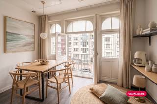 Ontdek dit stijlvol gerenoveerd appartement van 45m² op de 3de verdieping van een kleinschalig gebouw aan de Rogierlaan 20 in Blankenberge – op amper enkele stappen van de zeedijk en het levendige winkelcentrum.Dit appartement werd in 2024 volledig gerenoveerd en is instapklaar. Dankzij de vergunning voor vakantieverhuur is het niet alleen ideaal als eigen vakantieverblijf, maar ook een slimme investering.Troeven van dit appartement:-1 gezellige slaapkamer-Volledig gerenoveerd in 2024-Geïsoleerd dak-Elektrische verwarming met energiezuinige infraroodpanelen-Gebouw volledig conform-Vergund voor vakantieverhuurDe ligging is ronduit fantastisch: binnen enkele minuten wandel je naar het strand, gezellige restaurants, tal van winkels en openbaar vervoer. Hier geniet je ten volle van de zee, de stad en de sfeer van Blankenberge.Wil je graag meer info of een bezoek inplannen?Contacteer de dossierverantwoordelijke Céline Desmet via 0472 18 38 50 of celine.desmet@dewaele.comDeze AI-visualisaties zijn bedoeld als inspiratie. Er werd geen rekening gehouden met technische specificaties, stedenbouwkundige voorschriften of de concrete mogelijkheden tot realisatie.