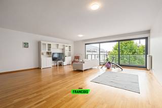 Op een steenworp afstand van het Europees Kwartier in Elsene ontdekt u dit prachtige moderne appartement gelegen op de 4e verdieping van een ideaal gepositioneerde residentie. Dankzij de gunstige ligging geniet het van een uitstekende bereikbaarheid door de onmiddellijke nabijheid van het openbaar vervoer en alle dagelijkse voorzieningen.<br /><br />Met een oppervlakte van meer dan 140 m² overtuigt deze woning door zijn royale volumes en veel lichtinval. Het bestaat uit een ruime, gezellige leefruimte die een aangename leefomgeving biedt. Deze gaat over in een volledig uitgeruste open keuken, aangevuld met een praktische berging/wasruimte. De leefruimte geeft tevens toegang tot een groot terras op het zuidoosten, ideaal om van mooie dagen te genieten. Het appartement is bovendien voorzien van overal dubbele beglazing, wat zorgt voor uitstekend thermisch en akoestisch comfort.<br /><br />De slaapvleugel wordt ontsloten via een prachtige en ruime inkomhal die een echte gevoel van ruimte geeft. Ze omvat drie grote slaapkamers en twee badkamers, en biedt alle comfort dat nodig is voor een gezin of voor liefhebbers van grote volumes.<br /><br />Een karaktervolle woning die comfort, ruimte en een strategische ligging combineert in een van de meest gegeerde gemeenten van Brussel.<br /><br />