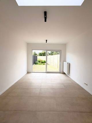 EPC-score: AMobi-score: 7,9/10Ontdek deze instapklare en energiezuinige woning in Eeklo, die met oog voor detail en kwaliteit volledig werd...