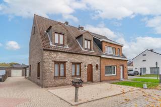 <h2>Trollyklaar wonen? Ja hoor, dat kan hier!</h2>
<p>Instapklaar, zeg je? Of beter: <em>trollyklaar</em>, zoals wij dat noemen!<br />Want hier hoef je echt alleen nog je koffers uit te pakken.</p>
<p>Deze charmante woning werd zeer stevig gebouwd met kwaliteitsmaterialen en door de jaren heen met liefde onderhouden en kreeg in 2024 nog een prachtige make-over van de badkamer. Gebouwd in 1993, maar dankzij het zorgvuldige onderhoud voelt alles fris en modern aan.<br />Met een gunstig <strong>EPC van 229</strong> is dat meteen het bewijs van een goed onderhouden thuis.<br /><br />Binnenkomen is thuiskomen</p>
<p>Via de inkomhal stap je de lichtrijke woonkamer binnen – gezellig, warm en instapklaar.<br />De ruimte kreeg enkele jaren geleden een stijlvolle update, waardoor ze perfect aansluit bij de keuken ernaast.</p>
<p>Die keuken? Helemaal uitgerust met moderne toestellen en een uitnodigende eethoek.<br />Terwijl de kok van dienst in de potten roert, kunnen de gasten alvast genieten van een aperitiefje. Zo voelt elk etentje als een klein feestje.</p>
<p>Slim ingedeeld gelijkvloers</p>
<ul>
<li>Handige berging naast de keuken</li>
<li>Apart gastentoilet</li>
<li>Ruime wasberging</li>
<li>Gezellige veranda met zicht op de tuin</li>
</ul>
<p>Bovenverdieping met ruimte voor iedereen</p>
<p>Op de eerste verdieping vind je <strong>drie slaapkamers</strong> en een <strong>moderne badkamer</strong> met inloopdouche – helemaal van deze tijd.<br />En als extra troef is er nog een <strong>zolder</strong>, perfect voor al je seizoensspullen.</p>
<p>Buitenleven & praktisch gemak</p>
<p>Buiten wachten een <strong>garage</strong> én een <strong>carport</strong>, ideaal voor hogere voertuigen zoals een bestelwagen of mobilhome.<br />De tuin is overzichtelijk en onderhoudsvriendelijk – perfect voor wie graag wil genieten maar niet elk weekend met de grasmaaier wil rondlopen.</p>
<p>De buurt is rustig, veilig en bijzonder kindvriendelijk, school, en openbaar vervoer vlakbij.<br /><br />Kortom: een woning die alles heeft — stijl, comfort én onderhoudsgemak.<br />Of beter gezegd: <em>trollyklaar tot in de puntjes!</em></p>
<p><strong>Boek snel je bezoek bij Domestic Makelaars via 014 61 03 86</strong> en ontdek zelf hoe goed dit huis aanvoelt.</p>
<p></p>