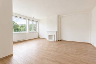 Perfect gerenoveerd 1 slaapkamer appartement op centrale ligging. <br />Beschikbaar vanaf 01-12.<br /><br />Indeling: <br />Leefruimte op mooie parket, open ingerichte keuken (voorzien van vaatwasser, oven, kookvuur, dampkap, koelkast met diepvries, aparte slaapkamer, badkamer met douche en toilet. <br /><br />Gelegen op de 2e verdieping aan de vooraan van het gebouw. Veel lichtinval. Maandelijkse provisie kosten 150 euro: privé waterverbruik en privé verwarming inbegrepen. Elektriciteitsverbruik met eigen meter. Brandverzekering met afstand van verhaal inbegrepen, lift, administratieve en technische bijstand. <br />Gunstige EPC score van 157 kWh/m².