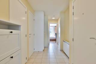Dit ruime appartement bevindt zich op de vierde verdieping en geniet van een rustige ligging langs de Zeedijk, met een prachtig breed en frontaal zeezicht. Vanuit de ruime woonkamer heeft u via het balkon een indrukwekkend zicht over de kustlijn. Het panoramische frontale zeezicht strekt zich uit over maar liefst 5,15 meter.<br /><br />De woonkamer sluit aan op de open keuken, die volledig uitgerust is met ingebouwde toestellen zoals een koelkast met diepvriesvak, microgolfoven, oven, kookplaten, dampkap en vaatwasser.<br /><br />Via de inkomhal met vestiaire bereikt u het aparte toilet, de badkamer met dubbele lavabo en ligbad en een praktische berging met aansluiting voor wasmachine.<br /><br />Achteraan bevinden zich twee ruime slaapkamers, die elk toegang bieden tot het balkon aan de achterzijde. Hier bevindt zich bovendien een kleine extra berging.<br /><br />Op verdieping -1 beschikt het appartement over een private kelder van 3 m². Deze is ook bereikbaar via een achterdeur die met de wagen toegankelijk is, wat bijzonder praktisch is voor het laden en lossen van boodschappen of bagage.<br /><br />De slaapkamermeubels zijn inbegrepen. Als extra troef is er bovendien de mogelijkheid om een dubbele ondergrondse garage van 54 m² aan te kopen in de Meeuwenlaan, op ongeveer vijf minuten wandelen.<br /><br />Een ideale tweede verblijfplaats of vaste woonst voor wie volop wil genieten van ruimte, comfort en een uniek zeezicht.<br /><br />De algemene voorwaarden van Dewaele DIY kunt u steeds raadplegen via dewaele.com.<br /><br />Bestuursmaatregelen in het maatregelenregister: nee
