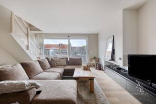 Op een uitstekende ligging in het centrum van Deinze, situeert zich dit bijzonder ruim appartement met een bewoonbare oppervlakte van maar liefst 136m² bvo (125m² nvo). Het gebouw dateert van 2012 en voldoet dus aan de hedendaagse normen.<br /><br />Dit appartement wordt u exclusief aangeboden door Access Estate.<br />Contacteer ons voor meer info of een bezoek via +32 470 06 80 15 of nathan@accessestate.be<br /><br />Het appartement is verdeeld over de 3de en 4de verdieping van de residentie, waardoor u geniet van maximale rust zonder bovenburen. Dankzij de geïnstalleerde traplift is de duplex ook comfortabel toegankelijk voor wie minder goed te been is.<br /><br />De lichtrijke leefruimte van ca. 40 m² sluit aan op een volledig uitgeruste keuken. Verder beschikt het appartement over 2 volwaardige slaapkamers, waarvan één met dressing, een badkamer met inloopdouche en dubbele lavabo, twee afzonderlijke toiletten en tal van praktische ingemaakte kasten.<br /><br />Buiten geniet u van 2 buitenruimtes : een ruim, zuidoost gericht terras en een tweede balkon aan de noordwestzijde. Om oververhitting te vermijden zijn er elektrische screens geïnstalleerd.<br /><br />Extra troeven zijn de ruime private kelderberging (inbegrepen in de vraagprijs), de uitstekende energiescore (EPC-label B - 116 kWh/m²/jaar) en de mogelijkheid tot aankoop van een bovengrondse garagebox voor € 25.000.<br /><br />Het appartement is verhuurd sinds 1/12/2024 voor €950 (+€50 kosten)/maand. Indien u het appartement wenst te kopen voor eigen gebruik dient u rekening te houden met een opzegtermijn van 6 maanden na akte.<br /><br />Een ideale woonst voor wie op zoek is naar ruimte, comfort en een topligging in het centrum van Deinze.<br /><br />Meer informatie: https://accessestate.be/te-koop