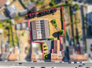 Unieke combinatie van wonen, werken en opslag op een verzorgd site. <br />Bent u op zoek naar een eigendom waar werk en privé naadloos samenkomen? Deze karaktervolle woning op een ruim perceel van meer dan 2.500 m² in Zonnebeke biedt een ongeziene waaier aan mogelijkheden. Met een indrukwekkend magazijn/atelier van maar liefst 550 m² en een bijhorende showroom is dit het ultieme pand voor zelfstandigen, ambachtslieden, kmo’s of voor wie simpelweg nood heeft aan heel wat opslagruimte.<br /><br />Het bedrijfsgedeelte herbergt een rijke historiek als de voormalige Schrijnwerkerij Claus. Het atelier is uitermate functioneel ingericht. Extra troef voor wie in de houtbewerking of bouwsector actief is: de overname van de aanwezige machines en de verdere inrichting is bespreekbaar maar is geen must. Zo start u uw activiteiten hier vanaf dag één! <br /><br />Naast de bedrijfsruimtes biedt het woongedeelte al het nodige comfort. Bovendien koopt u met een gerust hart: de woning beschikt over een gunstig EPC én een blanco elektrische keuring. Geen directe renovatiezorgen of onverwachte kosten op energetisch vlak! <br /><br />Het eigendom is vlot toegankelijk en ligt op een boogscheut van de oprit A19. <br /><br />De belangrijkste troeven op een rij:<br />- Perceeloppervlakte: Meer dan 2.500 m² met uitstekende toegankelijkheid.<br />- Bedrijfsruimte: Magazijn/atelier van 550 m² inclusief representatieve showroom.<br />- Historiek: Voormalige Schrijnwerkerij Claus overname machinepark/inrichting bespreekbaar (geen must) <br />- Energie & Veiligheid: Gunstig EPC-attest en 100% goedgekeurde (blanco) elektriciteitskeuring.<br />- Ligging: Strategisch en vlot bereikbaar te Zonnebeke.<br /><br />Voor meer informatie contacteer Maxime op 0493 25 32 64 of via maxime.delbaere@dewaele.com <br /><br />Bestuursmaatregelen in het maatregelenregister: nee