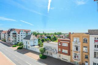 Instapklaar appartement met 1 slaapkamer te koop, zeer centraal gelegen te Middelkerke, Kemmelbergstraat 2, op de vierde verdieping van de residentie Atlantic, op wandelafstand van de Zeedijk, winkels, horeca en het casino.Indeling:- inkomhall- lichtrijke leefruimte- geïnstalleerde keuken voorzien van o.a. kookplaat, dampkap en frigo met diepvriesgedeelte - gerenoveerde badkamer met inloopdouche, badkamer meubel, spiegelkast en handdoek radiator - ruime slaapkamer- privatieve kelderbergingTevens is er een gemeenschappelijke fietsenberging.Troeven:- zeer centrale ligging, vlakbij de zee- instapklaar appartement- privatieve kelderberging- gemeenschappelijke fietsenberging- conforme keuring elektrische installatieBent u op zoek naar vastgoed te koop in Middelkerke en dit dichtbij het centrum? Aarzel dan niet en vraag snel uw bezoek aan!Bestuursmaatregelen in het maatregelenregister: nee
