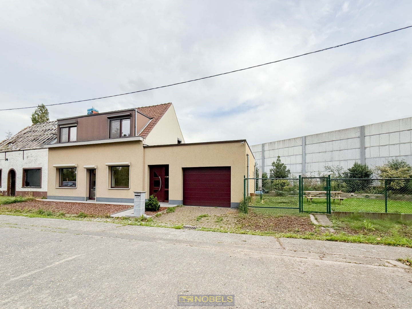 Te koop, instapklare starterswoning met tuin, garage en veranda in vlot bereikbaar Zwijnaarde - photo 3