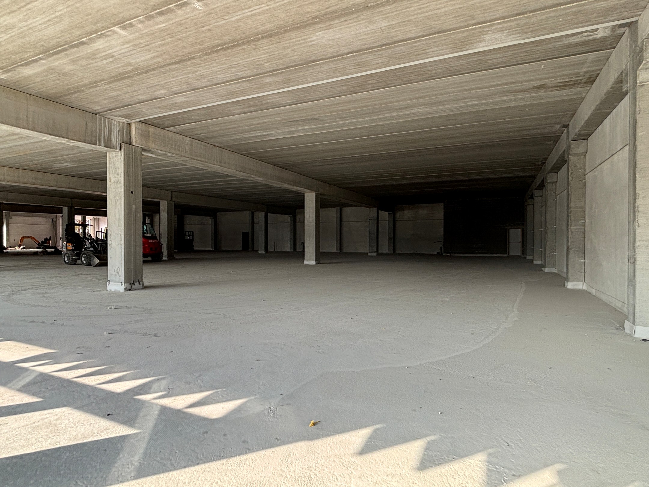 Espace commercial avec une excellente visibilité le long de la route d'entrée à Furnes. - photo 5