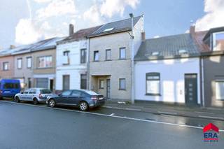 <p>Droom je van een woning op een <strong>supergoede ligging</strong>, vlakbij een park én met <strong>openbaar vervoer op wandelafstand</strong>? Dan is dit jouw kans! Deze <strong>superleuke woning in Eeklo</strong> combineert comfort, ruimte en een vlotte bereikbaarheid in één aantrekkelijk geheel.</p>

<p>Bij het binnenkomen voel je meteen de warme sfeer én de aangename lichtinval. De leefruimte is heerlijk ruim en baadt in natuurlijk licht, ideaal voor gezellige avonden of om gasten te ontvangen. De <strong>moderne keuken</strong> is strak, stijlvol en praktisch ingericht.</p>

<p>Ook de badkamer is helemaal mee met haar tijd en biedt alles wat je nodig hebt om écht tot rust te komen: een <strong>inloopdouche én een ligbad</strong> maken het geheel af. <br /><br />De woning telt <strong>3 slaapkamers</strong>, ideaal voor een gezin of een extra hobbyruimte. </p>

<p>Buiten geniet je van het grote gemak: een <strong>aparte garage</strong> én een <strong>staanplaats voor maar liefst 3 wagens</strong> zorgen ervoor dat parkeren nooit een probleem is. Een zeldzame troef in deze regio!</p>

<p>Kortom: een woning met <strong>ruimte, licht en modern wooncomfort</strong>, op een locatie waar alles binnen handbereik ligt. Dit is zo’n woning waar je meteen verliefd op wordt!</p>

<p><strong>Extra troeven op een rijtje:</strong></p>

<ul><li> Topligging, vlakbij park en openbaar vervoer</li><li> Veel lichtinval en aangename leefruimte</li><li> Stijlvolle keuken</li><li> Badkamer met inloopdouche én ligbad</li><li> 3 Slaapkamers</li><li> Aparte garage</li></ul>
<u><em><strong>Era Thuis zorgt voor uw huis! </strong></em></u>