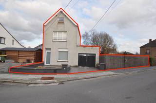 !! Kijkdag - Visit and Bid 12 juli !!Dit charmante huis,  gelegen in het rustige Gullegem, biedt een perfecte balans tussen comfort en ruimte. Kom...
