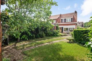 <p>Verzorgde gezinswoning met ruime garage op een perceel van 345m², fantastisch gelegen in de nabijheid van alle nodige winkels, scholen, groen, ontspanning alsook nabij de residentiele woonwijk Schotenhof. De woning werd stevig gebouwd, door de jaren goed onderhouden en bestaat o.a. uit een lichtrijke leefruimte, aansluitende keuken, veranda, drie slaapkamers, een vernieuwde badkamer en een fraai aangelegde tuin met ruime garage en serre! EPC E</p>