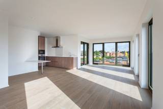 <p>Welkom in nieuwbouwrealisatie Stadsterras, een groen woonproject in hartje Mortsel. Residentie Mimir omvat 10 riante appartementen en bevindt zich aan een groene wandellaan tussen het stadscentrum van Mortsel en het park Oude God .</p>
<p>De nabijheid van openbaar vervoer, belangrijke invalswegen, fietsostrade, Fort 4 en Fort 5 zorgt voor een centrale uitvalsbasis in het groen.</p>
<p>Het park Oude God vormt een nieuwe, groene long voor de stad met ruimte voor natuur, sport en ontspanning.<br /><br />Inkomhal met praktische ingemaakte vestiairekast.</p>
<p>Grote raampartijen in combinatie met de hoeklocatie zorgen voor een optimaal licht- en ruimtegevoel in de leefruimte. Deze maatkeuken werd smaakvol gekozen in notelaarhout met een greeploos design en afgewerkt met een duurzaam composieten werkblad. Daarnaast is de keuken uitgerust met een grote inductieplaat, oven, microgolfoven, ijskast met aparte diepvriezer, vaatwasser en spoelbak.</p>
<p>De doorlopende parkettegel loopt door in alle ruimtes en sluit mooi aan op de hedendaagse open keuken.</p>
<p>De riante doorzonleefruimte geeft uit op het ruime inpandige terras ca 12m², ideaal om het hele jaar door van te genieten.</p>
<p>Via de nachthal bereikt u de eerste twee slaapkamers van ca 9 m². Deze kunnen gebruikmaken van een douchekamer met regendouche en lavabomeubel.</p>
<p>Achteraan bevindt zich de masterbedroom met voldoende plaats aan dressingruimte. De 'en suite' badkamer is uitgerust met bad, dubbele lavabo en toilet.</p>
<p>Verder bevindt zich in deze nachthal nog een ruime berging met aansluitingen voor wasmachine en droogkast en een apart gastentoilet.</p>
<p>Een gemeenschappelijke fietsenberging is voorzien. <br />Een kelderberging (€5.000 excl. btw) en autostaanplaats (€28.500 excl. btw) dienen mee aangekocht te worden. <br /><br />EPC-nieuwbouw in opmaak. <br /><br />Verkoop onder btw-stelsel (21%).</p>