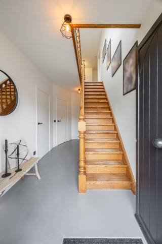 TE KOOP MET PRE-VIEW: enkel op afspraak.Deze ruime woning is ideaal gelegen in een doodlopende straat, wat zorgt voor maximale rust en veiligheid,...
