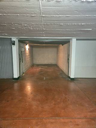 <p>Gesloten garagebox te koop in een afgesloten ondergrondse parkeergarage, gelegen op niveau -1.<br />De toegang tot de parkeergarage bevindt zich langs de zijkant van het gebouw (Carl Requettelaan).</p>