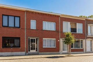 <p><span>Dat het goed wonen is in Lier staat algemeen bekend. Een rustige buurt met de stad als achtertuin? Op wandelafstand van winkels en openbaar vervoer? Met dit pand kan je deze zaken alvast afvinken!</span></p><p><span>Een private tuin? Ook check! </span></p><p><span> </span></p><p><span>Deze woning bestaande uit twee etages herbergt gelijkvloers een inkomhal, salon, leefruimte en eetplaats. Ook de keuken met aangrenzend berging-wasplaats vind je hier, alsook een toilet. Op de verdieping bevinden zich de badkamer en drie slaapkamers. </span></p><p><span>Dit huis is voorzien van een kruipkelder en een kelder op stahoogte. </span></p><p><span> </span></p><p><span>De eigen stadstuin achter het pand geeft u de mogelijkheid tot rust te komen en volop te genieten van het zonnetje.</span></p><p><span>Het betreft een renovatiewoning, de renovatieverplichting is van toepassing, een prima basis om uw eigen stempel te drukken en een fijne thuis te creëren! </span></p><p><span> </span></p><p><span>Interesse? Contacteer ons via 0479/01.01.01!</span></p><p><span> </span></p>