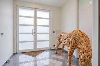 Op zoek naar een veelzijdig eigendom met enorme bewoonbare oppervlakte én investeringspotentieel?<br />Deze indrukwekkende woning van maar liefst ca. 340 m² combineert ruimte, functionaliteit en toekomstmogelijkheden.<br />Een bijzonder grote troef is de reeds aanwezige vergunning voor het opsplitsen naar een meergezinswoning met twee entiteiten, ondersteund door uitgewerkte plannen. Ideaal voor kangoeroewonen, opbrengsteigendom of combinatie wonen/werken.<br /><br /><strong>Indeling gelijkvloers – 1-slaapkamerappartement + garagecomplex</strong><br />Via de ruime gemeenschappelijke inkomhal krijgt men toegang tot het gelijkvloers appartement en de overige ruimtes.<br />Het instapklare 1-slaapkamerappartement omvat:
<ul>
<li><span>Aangename leefruimte </span></li>
<li><span>Volwaardige keuken met aansluitende uitbreiding/veranda die zorgt voor extra lichtinval en ruimtegevoel </span></li>
<li><span>Slaapkamer</span></li>
<li><span>Badkamer</span></li>
<li><span>Apart toilet </span></li>
<li><span>Berging </span></li>
</ul>
Vanuit de veranda is er directe toegang tot het terras en de tuin, wat dit appartement bijzonder aantrekkelijk maakt.<br />Verder beschikt het gelijkvloers over een uitzonderlijk ruime garage, ideaal voor meerdere wagens, werkruimte of opslag.<br />Aansluitend bevinden zich nog diverse functionele ruimtes:
<ul>
<li><span>Technische ruimte </span></li>
<li><span>Tuinberging</span></li>
<li><span>Extra berging <br />Deze volumes bieden tal van mogelijkheden voor hobby, stockage of werkatelier. </span></li>
</ul>
<strong>Eerste en tweede verdieping – ruim duplex appartement (4 slaapkamers)</strong><br />De bovenverdiepingen vormen samen een bijzonder ruim duplex appartement.<br />Eerste verdieping:
<ul>
<li><span>Zeer ruime en lichtrijke zitkamer/leefruimte</span></li>
<li><span>Aparte keuken</span></li>
<li><span>multifunctionele ruimte, perfect als extra slaapkamers of thuiskantoor </span></li>
<li><span>Badkamer </span></li>
<li><span>Apart toilet </span></li>
<li><span>Wasplaats/berging </span></li>
</ul>
<strong>Tweede verdieping</strong>
<ul>
<li><span>3 volwaardige slaapkamers: </span></li>
<li><span>Nachthal</span></li>
<li><span>Extra bergruimtes </span></li>
<li><span>Apart toilet</span></li>
</ul>
<strong>Troeven van dit eigendom</strong>
<ul>
<li><span>Totale bewoonbare oppervlakte van ca. 340 m² </span></li>
<li><span>Vergunning voor opsplitsing naar 2 woonunits </span></li>
<li><span>Ideaal als investeringspand of kangoeroewoning </span></li>
<li><span>Grote garage (± 42 m²) + talrijke bergingen </span></li>
<li><span>Tuin met terras en veranda </span></li>
<li><span>Veel potentieel voor combinatie wonen/werken</span></li>
</ul>
Deze eigendom biedt een zeldzame combinatie van ruimte, flexibiliteit en rendementspotentieel.<br />Een unieke kans voor wie groot wil wonen of slim wil investeren. Bel nu op 03/775.78.79.<br />Ben je ook van plan jouw eigendom te verkopen? Maak een afspraak voor een gratis schatting, wij maken er samen een succesverhaal van.