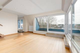 Geniet van een overvloed aan ruimte en licht in deze riante living, omringd door zonovergoten terrassen. Dit appartement biedt het ultieme comfort...