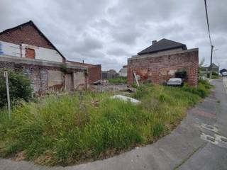 Deze bouwgrond op een hoekperceel in Viane, staat u toe te bouwen aan 6%. De vergunning is verlopen maar kan eenvoudig terug aangevraagd worden...