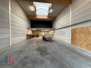 Unieke nieuwbouwontwikkeling te huur, bestaande uit een KMO-unit met mezzanine. Deze ruimte is uitstekend gelegen, vlakbij de R4 met een...