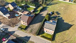 <p><span>Bouwgrond voor een halfopen bebouwing op 5 are in een rustige verkaveling</span></p><p><span> </span></p><p><span>Dit mooie, zuidwest georiënteerde perceel ligt in een van de rustigste verkavelingen van Keerbergen, een omgeving waar privacy, rust en kindvriendelijkheid vanzelfsprekend zijn. Met een straatbreedte van 13 meter is deze bouwgrond ideaal voor een halfopen bebouwing en biedt het de mogelijkheid om een woning te realiseren met een bouwoppervlakte van 125 m², perfect voor wie droomt van een comfortabele gezinswoning in een buurt waar kinderen veilig op straat kunnen spelen. </span></p><p><span> </span></p><p><span>De bouwvoorschriften laten een maximale bouwoppervlakte toe van 25% van het totale perceel, zowel op het gelijkvloers als op de verdieping. Daarnaast kunnen kantoren, diensten of vrije beroepen worden geïntegreerd, op voorwaarde dat ze verbonden blijven aan de woonfunctie en beperkt zijn tot 25%. De voorbouwlijn wordt afgestemd op het aanpalende perceel en bevindt zich tussen 5 en 10 meter, terwijl er minimaal 3 meter afstand tot de zijgrens moet worden gerespecteerd. De dakvorm is volledig vrij binnen een hellingshoek van 0° tot 45°, en een bijgebouw tot maximaal 40 m² behoort eveneens tot de mogelijkheden.</span></p><p><span> </span></p><p><span>Aarzel niet om contact op te nemen voor meer informatie of de gedetailleerde bouwvoorschriften en mogelijkheden. Christel helpt je graag verder.</span></p><p><span> </span></p><p><span>015 20 36 00 - <span>info@domoxim.be</span></span></p><p><span> </span></p><p><span>domoXim. Waar dromen thuis komen!</span></p><p><span> </span></p><p><span>Ook de waarde van je eigen woning kennen? Wij geven je graag advies.</span></p>