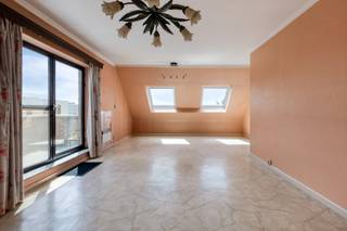 Dit appartement is gelegen op de derde en bovenste verdieping van een kleinschalig appartementsgebouw op de hoek van de Bilzersteenweg met de Cesarlaan. Goed bereikbaar en op korte wandelafstand van het stadscentrum.<br /><br />INDELING: <br />x mooie inkomhal met ruimte voor vestiaire en het gastentoilet; <br />x aparte ingerichte keuken met raam aan de voorgevel en raam aan het terras; <br />x ruime woonkamer met groot raam naar het gezellig zonneterras; <br />x nachthal met bergruimte; <br />x 2 grote slaapkamers; <br />x badkamer met dubbele lavabo, bad met douchewand, toilet en bidet + aansluitingen voor wasmachine. <br /><br />EXTRA: Je kijkt in elke kamer uit over de gebouwen en tot aan het groene Beukenberg. <br /><br />x aparte berging in de kelder; <br />x private autostaanplaats in de parkeergarage met toegang tot de lift. <br /><br />Ook interessant appartement voor verhuur!<br /><br />INTERESSE? Maak dan telefonisch een afspraak voor bezichtiging op ons nummer 012 23 00 23 of mail uw vragen aan roland@immo-leroi.be.