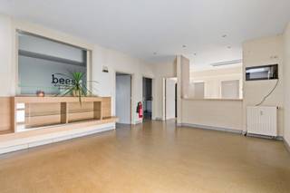 Uitstekend gelegen handelspand + ruim appartement van 260m² in Sint-Gillis-Waas Dit betreft een karaktervolle eigendom die een uitzonderlijke...