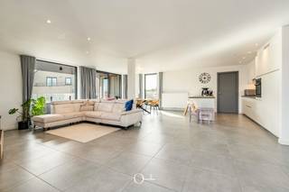 <p>In het centrum van Nevele bevindt zich dit bijzonder ruime en recent appartement, waar wooncomfort, licht en een uitstekende ligging samenkomen. Gelegen boven de beste beenhouwerijvan België geniet je hier van een centrale locatie, met winkels, scholen en alle dagelijkse voorzieningen op wandelafstand.</p>
<p>Bij het binnenkomen valt meteen het royale ruimtegevoel op. De uitzonderlijk ruime leefruimte biedt alle mogelijkheden voor een gezellige zithoek en een volwaardige eetplaats. De rechtstreekse toegang tot het terras zorgt bovendien voor een aangename verbinding tussen binnen en buiten.</p>
<p>De open, volledig geïnstalleerde keuken sluit naadloos aan op de leefruimte. Aansluitend bevindt zich een praktische berging die extra opbergruimte biedt.</p>
<p>Met maar liefst drie volwaardige, ruime slaapkamers is dit appartement ideaal voor wie graag ruimte heeft. De badkamer is uitgerust met zowel een ligbad als een douche. Een afzonderlijke wasruimte/berging zorgt voor bijkomend praktisch comfort.</p>
<p>Ook buiten is het aangenaam vertoeven dankzij de 2 terrassen, een absolute meerwaarde midden in het centrum.</p>
<p><b>Een verrassend ruim appartement waar comfort, functionaliteit en een centrale ligging perfect samenkomen.<br /><span><strong><span>Interesse?</span></strong><br /><span>Contacteer<strong> Philippe Van Peteghem </strong>via 0491/97.12.19<strong> </strong>of<strong> philippe@valorvastgoed.be </strong>voor meer info of een vrijblijvende bezichtiging.<br />Bezoek <strong>uitsluitend</strong> op afspraak via VALOR VASTGOED. Gelieve de medewerkers van de beenhouwerij hiervoor <strong>NIET</strong> te storen!<br /></span></span></b><span><br /><span>Domicilie verplicht</span><br /><span>Huurwaarborg: 3 maanden via Korfine</span></span><b><br /></b></p>