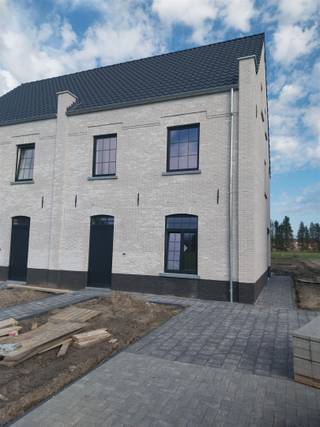 <p><span>Prachtige nieuwbouwwoning van 190 m² op zuid-oost gerichte grond (500 m²)</span></p><p><span>Ontdek deze stijlvolle, energiezuinige woning in lichte gevelsteen met zwarte pannen en strakke zwarte PVC-ramen – een moderne uitstraling in een rustige, groene omgeving.</span></p><p><span>De woning is goed gelegen, ideaal voor wie op zoek is naar rust, ruimte en comfort in een halfopen bebouwing.</span></p><p><span>Indeling</span></p><ul><li><span>Gelijkvloers (70 m²):</span></li><li><span>Inkomhal met apart toilet</span></li><li><span>Ruime, lichtrijke leefruimte van 43 m²</span></li><li><span>Luxe open keuken met kwalitatieve afwerking</span></li><li><span>Aparte berging/wasplaats</span></li><li><span>Verdieping (70 m²):</span></li></ul><p><span>Nachthal</span></p><ul><li><span>Drie ruime slaapkamers</span></li><li><span>Luxe badkamer met ligbad, inloopdouche, dubbel lavabomeubel en apart toilet</span></li></ul><p><span>Zolderverdieping:</span></p><ul><li><span>Overloop, technische ruimte</span></li><li><span>Mogelijkheid tot één grote of twee extra slaapkamers → in totaal vijf slaapkamers, ideaal voor een groot gezin!</span></li></ul><p><span>Comfort & Afwerking</span></p><p><span>Verwarming via warmtepomp, ook voorzien op de slaapkamers</span></p><p><span>Volledig afgewerkte woning – instapklaar bij oplevering</span></p><p><span>De tuin wordt ingezaaid, en de oprit en een terras van 15m² worden eveneens aangelegd.</span></p><p><span>U kan ook in onze modelwoning te Mol een bezoek brengen. Bel 0475 245013.</span></p><p><span> </span></p><p><span> </span></p>