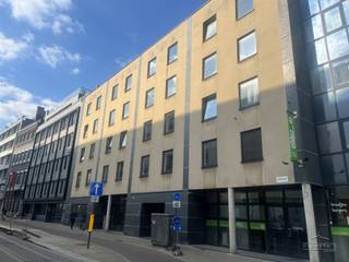 <p><span>Topgelegen studentenstudio in hartje Antwerpen</span><span>, op slechts vier minuten wandelen van universiteiten en hogescholen. Deze instapklare studio is ideaal voor wie comfortabel en centraal wil wonen.</span></p><p><span>De studio bevindt zich op de derde verdieping en grenst aan de rustige binnenplaats met gemeenschappelijk terras en fietsenstalling. Via de inkomhal betreedt u de leefruimte met open keuken, die is voorzien van alle basiscomfort. De badkamer beschikt over een douche, toilet en lavabo.</span></p><p><span>Het raam is westelijk georiënteerd en biedt zicht op de binnenplaats en het westelijke stadsdeel, wat zorgt voor een aangename natuurlijke lichtinval. De studio beschikt over een eigen elektriciteitsmeter op naam van de huurder.</span></p><p><span>De studio werd recent grondig opgefrist en is volledig instapklaar. Momenteel is ze verhuurd aan een maandelijkse huur van 490 euro, wat aantrekkelijk is gezien de ligging en afwerking. Het gebouw is uitstekend onderhouden en beschikt over een inwonende conciërge, wat </span><span>bijdraagt aan comfort en veiligheid.</span></p><p><span> </span></p>