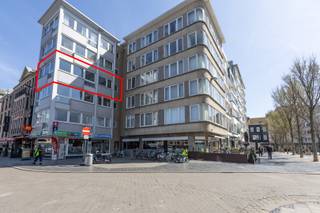 INTERESSANTE INVESTERING IN HET CENTRUM VAN OOSTENDE<br />Gelegen op de Groentemarkt, in het hart van Oostende, bevindt zich dit instapklare appartement dat zich uitstekend leent als investering of tweede verblijf met verhuurmogelijkheden.<br />De leefruimte met open, volledig ingerichte keuken geniet van een aangename lichtinval en vormt een praktische en aantrekkelijke basis voor zowel korte als langere verblijven. Dankzij de indeling met twee slaapkamers en een slimme inrichting met op maat gemaakt stapelbed voor vier personen, kan het appartement meerdere gasten comfortabel ontvangen, wat het verhuurpotentieel aanzienlijk verhoogt.<br />Verder beschikt het appartement over een moderne badkamer met inloopdouche, een afzonderlijk toilet en twee bergingen, wat zorgt voor extra comfort en functionaliteit voor huurders.<br />De centrale ligging, op wandelafstand van winkels, restaurants, het strand en het station, maakt dit pand bijzonder aantrekkelijk voor vakantieverhuur en citytrips.<br />Instapklaar en zonder bijkomende werken, biedt dit appartement een directe opportuniteit voor wie op zoek is naar een zorgeloze investering in Oostende.
<ul>
	<li>Oppervlakte: 75 m²</li>
	<li>2 slaapkamers + extra slaapcapaciteit</li>
	<li>Privatieve kelder</li>
	<li>Mogelijkheid tot huren van parking in de buurt</li>
	<li>EPC: 334 kWh/m² jaar (label D)</li>
	<li>KI: 877 €</li>
</ul>