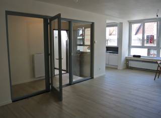 Te huur : app 110m² , 2de verdieping volledig gerenoveerd 2021. Vrij 1 juli 2026.<br />Hall met aparte WC. Ruime living 35m² en half open moderne keuken 9,6m².<br />Badkamer met lavabo en ligbad. Voorziening voor wasmachine en droogkast.<br />Grote slaapkamer 16m² met terras 6m² en bergkast. 2de slaapkamer 11,5m². Kelder .<br />Individuele CV ketel - meters voor gas - elektriciteit - water.<br />Vaste kosten 45€ : algemene kosten gebouw en 2 jaarlijkse keuring van de CV ketel.<br />Dicht bij het centrum en openbaar vervoer.<br />Te bezichtigen vanaf 11 april 2026 na afspraak. 0495 90 64 31 of 0486 37 42 87