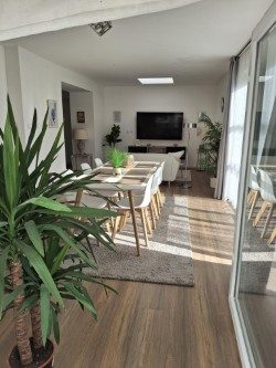 Ontdek deze volledig gerenoveerde, en helft nieuw gebouwde, charmante woning, gelegen op een perceel van 500 m². Met een bewoonbare oppervlakte van 244 m², biedt deze woning comfort en ruimte. <br />Het bijgebouw is volledige nieuwbouw, die 90 m2 extra ruimte biedt voor een kantoor, een kangoeroewoning (aanvraag gemeente) , een winkel (was eerder een bloemenwinkel), garage, sportgelegenheid, hobby, praktijk, etc.<br /><br />De woning beschikt over drie slaapkamers en één badkamer, ideaal voor een gezin. De buitenkant wordt gekenmerkt door een moderne witte gevelafwerking en een donkergrijs dak, wat zorgt voor een strakke en tijdloze uitstraling. De woonst werd zowel binnen als buiten overmatig geïsoleerd.<br /><br />De woning is daardoor voorzien van een energiezuinig EPC-label B, wat resulteert in lagere energiekosten. De omgeving van de woning is rustig en groen, met een aangelegde tuin die volledig kan worden afgesloten. De woonst is asbestvrij en de elektriciteit is gekeurd. Laag KI (ong 500 euro per jaar).<br /><br />Dit pand combineert de charme van een oudere woning met hedendaags wooncomfort en de nieuwbouw van 120 m2 . De vlotte bereikbaarheid naar Mol, Retie en Geel, en de nabijheid van voorzieningen (scholen, winkels, etc.) maken dit een aantrekkelijke woonlocatie. Een unieke kans om uw droomwoning te vinden!<br /><br />Voor vragen of en bezoek kan u contact opnemen met Serge , tel 0493 082 826.<br /><br />