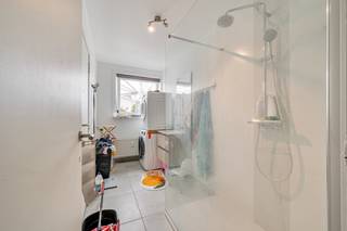 TE KOOP GERAARDSBERGENDit volledig gerenoveerde appartement ligt op de eerste verdieping van een rustige residentie (zonder lift) in Moerbeke...