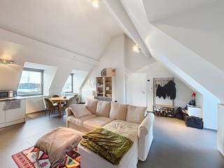 For rent: a cozy and spacious attic apartment on the 3rd floor of Sint-Pieterszuidstraat 61 in Bruges, with 2 bedrooms. The apartment is in...
