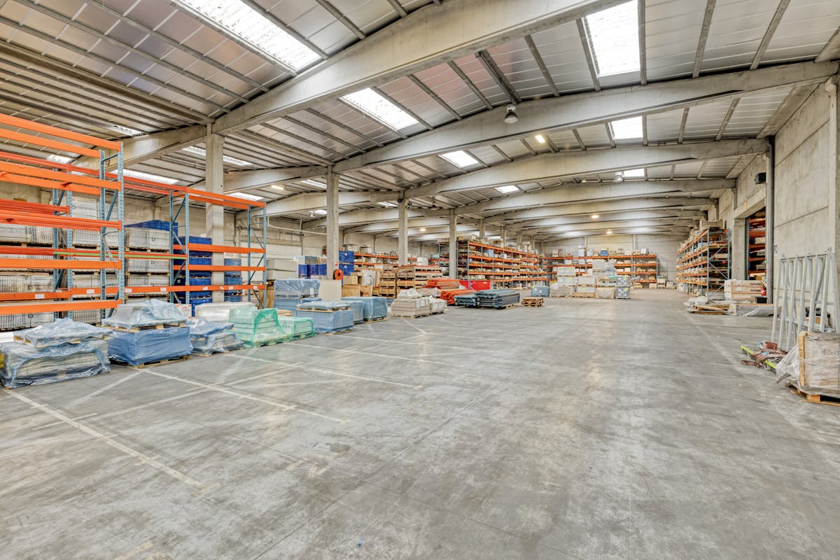 Strategically located warehouse (2,850 m²) - photo 2