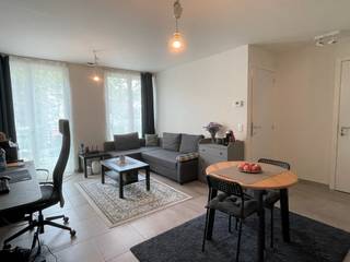Dit modern appartement maakt deel uit van residentie Parkhof en hierbij heeft men extra aandacht gespendeerd aan wooncomfort en kwaliteitsvolle materialen. Indeling: een inkomhal, een woon- en eetkamer (24m²), een half-open keuken die is uitgerust met een koelkast, kookplaat, dampkap, vaatwasser en opbergkasten. Verder is er een slaapkamer (10m²), een wasplaats met aansluiting voor uw wasmachine/droogkast en technische installatie. Er is een badkamer met inloopdouche, lavabo en toilet. Op wandelafstand van winkels, openbaar vervoer, ... In de ondergrondse verdieping is er een privatieve bergplaats en een gemeenschappelijke fietsenstalling. Er is een lift in het gebouw aanwezig.